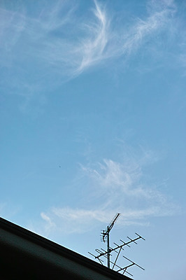 포토 JPG 주간 구름 하늘 지붕 안테나 풍경 사람없음 야외 국내포토 자연요소 통신 파일형식