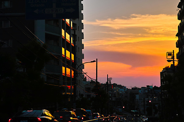 포토 JPG 구름 자동차 자연현상 하늘 풍경 빌딩 사람없음 야외 도시풍경 일몰 도시 도쿄 국내포토 자연요소 육상교통 자연 건물 노을 일본 파일형식