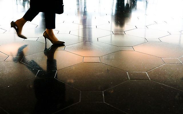 포토 JPG 주간 여자 바닥 그림자 한명 걷기 다리 하이힐 국내포토 자연요소 1 구두 모션 사람 신체부위 여성화 파일형식