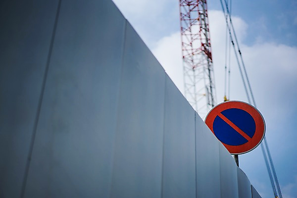 포토 JPG 주간 구름 건축 하늘 사람없음 야외 아웃포커스 건설현장 금지 표지판 타워크레인 안전펜스 국내포토 자연요소 건설업 알림판 촬영기법 울타리 기중기 파일형식