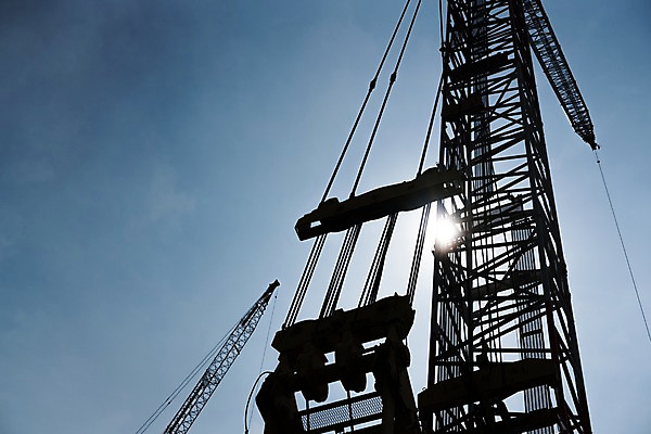 포토 JPG 주간 건축 로우앵글 하늘 사람없음 야외 태양 타워크레인 국내포토 자연요소 뷰포인트 기중기 파일형식