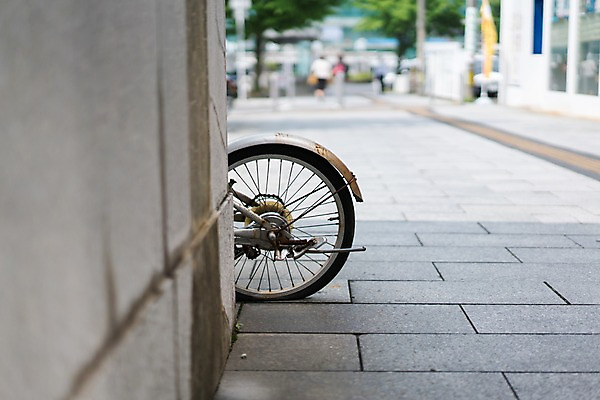 포토 JPG 주간 거리풍경 야외 아웃포커스 자전거 보행자 자전거주차 국내포토 자연요소 거리 촬영기법 풍경 바이크 주차 파일형식