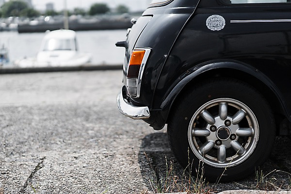 포토 JPG 주간 자동차 사람없음 야외 아웃포커스 주차 타이어 국내포토 자연요소 육상교통 촬영기법 파일형식