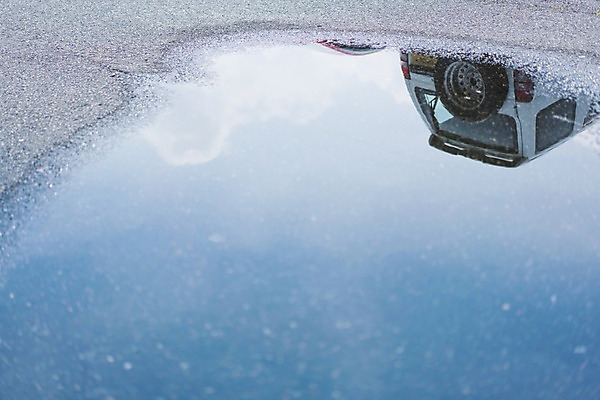 포토 JPG 주간 자동차 바닥 사람없음 야외 반사 타이어 웅덩이 국내포토 자연요소 육상교통 파일형식