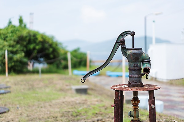 포토 JPG 주간 사람없음 야외 아웃포커스 부식 펌프 물펌프 국내포토 자연요소 촬영기법 파일형식