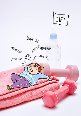 여자 다이어트 포토일러 한명 성인 수건 눕기 운동 아령 깃발 좌절 물병 비만 힘듦 이미지편집 AI파일 편집이미지 1 감정 컨셉 모션 건강 사람 위생용품 물통 몸매 파일형식 벡터