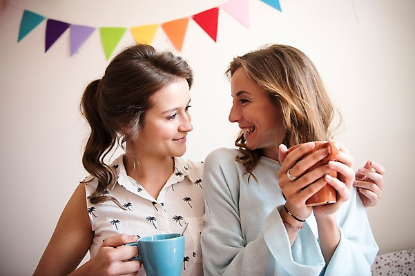 포토 JPG 서양인 우먼라이프 여자 커피 실내 웃음 상반신 20대 성인 두명 앞모습 친구 마주보기 머그컵 가랜드 성인여자만 국내포토 외국인 라이프스타일 음료 뷰포인트 관계 모션 표정 사람 청년 내부 컵 파티용품 여자만 성인만 파일형식