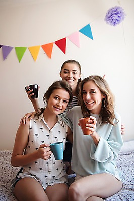 포토 JPG 서양인 우먼라이프 여자 커피 실내 웃음 앉기 상반신 20대 성인 앞모습 세명 친구 머그컵 다리꼬기 침대 가랜드 성인여자만 국내포토 외국인 라이프스타일 음료 뷰포인트 가구 관계 모션 표정 사람 청년 내부 컵 파티용품 여자만 성인만 파일형식