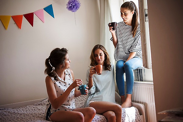 포토 JPG 전신 서양인 우먼라이프 여자 커피 창문 실내 웃음 앉기 상반신 20대 성인 앞모습 세명 친구 머그컵 침대 가랜드 성인여자만 국내포토 외국인 라이프스타일 음료 뷰포인트 가구 관계 모션 표정 사람 청년 내부 컵 파티용품 여자만 성인만 파일형식