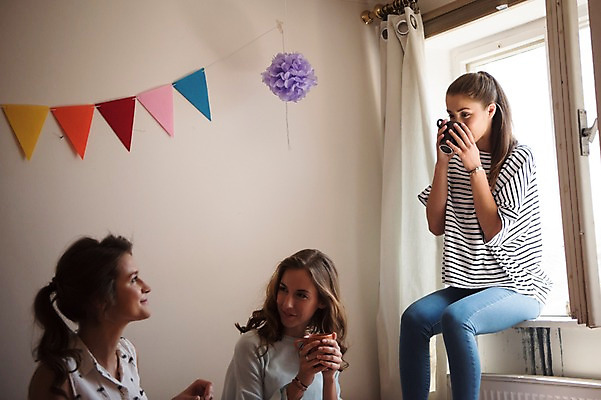 포토 JPG 서양인 우먼라이프 여자 커피 창문 실내 웃음 상반신 20대 성인 앞모습 옆모습 세명 친구 머그컵 마시기 커튼 가랜드 성인여자만 국내포토 외국인 라이프스타일 음료 뷰포인트 관계 모션 표정 사람 청년 내부 컵 파티용품 여자만 성인만 파일형식