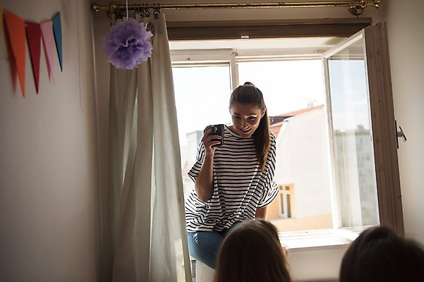 포토 JPG 서양인 우먼라이프 여자 창문 실내 웃음 앉기 상반신 20대 성인 앞모습 뒷모습 세명 친구 머그컵 커튼 가랜드 성인여자만 국내포토 외국인 라이프스타일 뷰포인트 관계 모션 표정 사람 청년 내부 컵 파티용품 여자만 성인만 파일형식