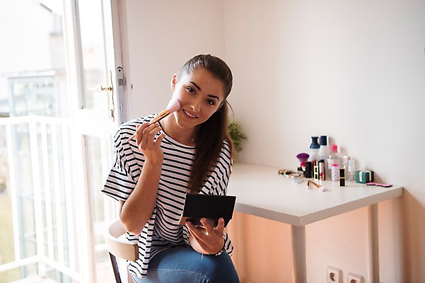 포토 JPG 서양인 우먼라이프 여자 탁자 실내 한명 웃음 상반신 20대 성인 앞모습 화장 화장품 메이크업브러쉬 성인여자한명만 국내포토 외국인 1 라이프스타일 뷰포인트 가구 표정 사람 청년 내부 뷰티 붓 여자한명만 성인여자만 파일형식