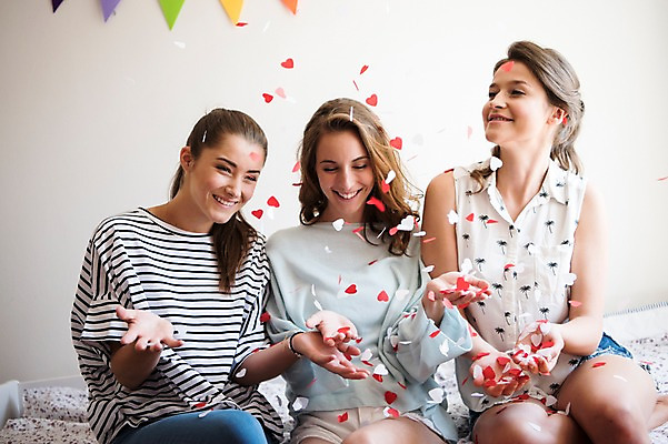 포토 JPG 서양인 우먼라이프 여자 실내 웃음 상반신 20대 성인 앞모습 세명 친구 파티 우정 꽃가루 가랜드 성인여자만 국내포토 외국인 라이프스타일 뷰포인트 관계 표정 사람 이벤트 청년 내부 가루 파티용품 여자만 성인만 파일형식