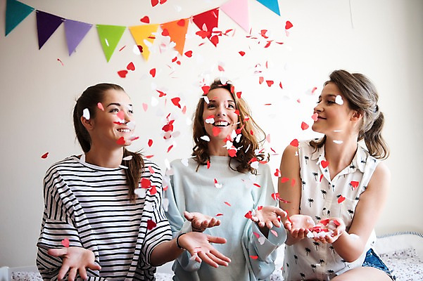 포토 JPG 서양인 우먼라이프 여자 실내 웃음 상반신 20대 성인 앞모습 세명 친구 파티 우정 꽃가루 가랜드 성인여자만 국내포토 외국인 라이프스타일 뷰포인트 관계 표정 사람 이벤트 청년 내부 가루 파티용품 여자만 성인만 파일형식