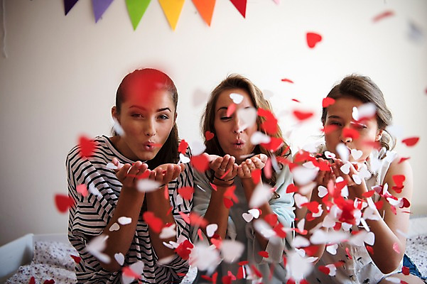 포토 JPG 서양인 우먼라이프 여자 실내 상반신 20대 성인 앞모습 세명 친구 파티 우정 불기 꽃가루 가랜드 성인여자만 국내포토 외국인 라이프스타일 뷰포인트 관계 모션 사람 이벤트 청년 내부 가루 파티용품 여자만 성인만 파일형식