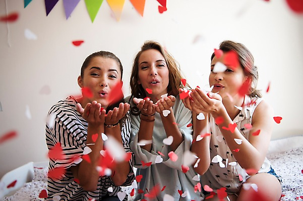 포토 JPG 서양인 우먼라이프 여자 실내 웃음 상반신 20대 성인 앞모습 세명 친구 파티 우정 불기 꽃가루 가랜드 성인여자만 국내포토 외국인 라이프스타일 뷰포인트 관계 모션 표정 사람 이벤트 청년 내부 가루 파티용품 여자만 성인만 파일형식