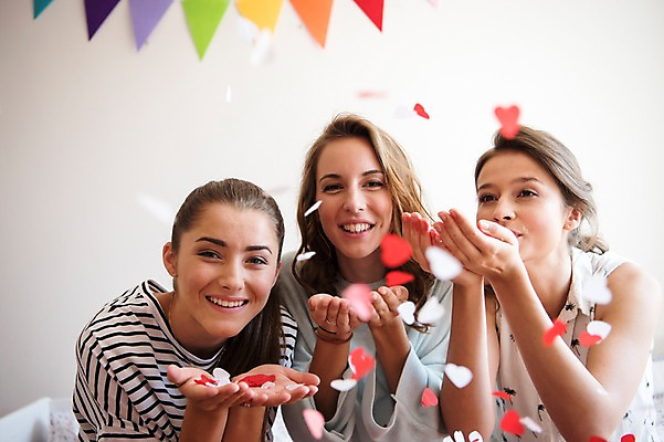 포토 JPG 서양인 우먼라이프 여자 실내 웃음 상반신 20대 성인 앞모습 세명 친구 파티 우정 불기 꽃가루 가랜드 성인여자만 국내포토 외국인 라이프스타일 뷰포인트 관계 모션 표정 사람 이벤트 청년 내부 가루 파티용품 여자만 성인만 파일형식