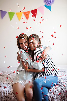 포토 JPG 서양인 우먼라이프 여자 포옹 실내 웃음 앉기 상반신 20대 성인 두명 앞모습 친구 파티 우정 침대 꽃가루 가랜드 성인여자만 국내포토 외국인 라이프스타일 뷰포인트 가구 관계 안기 모션 표정 사람 이벤트 청년 내부 가루 파티용품 여자만 성인만 파일형식