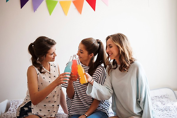 포토 JPG 서양인 우먼라이프 여자 음료 실내 웃음 상반신 20대 성인 앞모습 세명 친구 파티 마주보기 우정 건배 가랜드 음료수병 성인여자만 국내포토 외국인 라이프스타일 뷰포인트 관계 모션 표정 사람 이벤트 청년 내부 파티용품 병_담는 여자만 성인만 파일형식