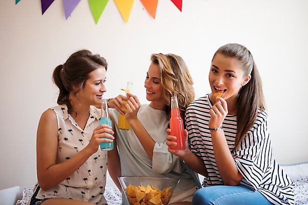 포토 JPG 서양인 우먼라이프 여자 음료 실내 웃음 상반신 20대 성인 앞모습 세명 친구 파티 과자 우정 먹기 가랜드 음료수병 성인여자만 국내포토 외국인 라이프스타일 뷰포인트 관계 모션 디저트 표정 사람 이벤트 청년 내부 파티용품 병_담는 여자만 성인만 파일형식