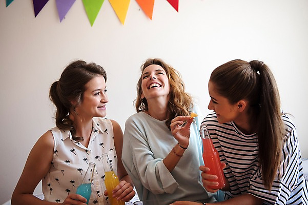 포토 JPG 서양인 우먼라이프 여자 음료 실내 웃음 상반신 20대 성인 앞모습 세명 친구 파티 과자 우정 가랜드 음료수병 성인여자만 국내포토 외국인 라이프스타일 뷰포인트 관계 디저트 표정 사람 이벤트 청년 내부 파티용품 병_담는 여자만 성인만 파일형식