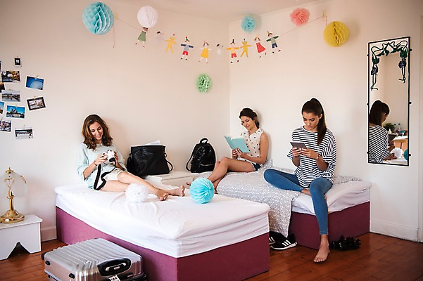 포토 JPG 전신 서양인 우먼라이프 여자 여행 배낭 실내 앉기 20대 성인 앞모습 책 세명 친구 태블릿 카메라 캐리어 거울 침대 스탠드 가랜드 성인여자만 국내포토 외국인 라이프스타일 뷰포인트 가구 가방 관계 모션 조명 사람 청년 내부 전자제품 스마트기기 여행가방 파티용품 여자만 성인만 파일형식