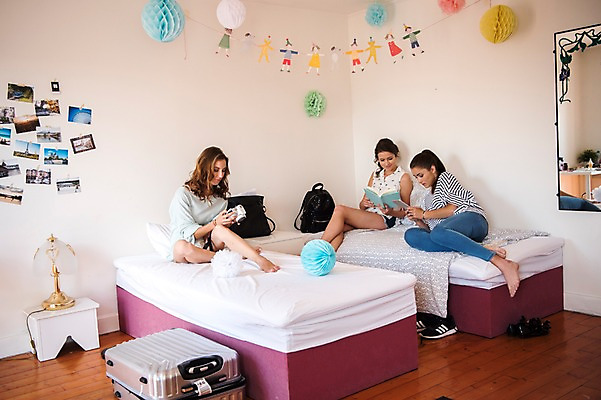 포토 JPG 전신 서양인 우먼라이프 여자 여행 배낭 실내 앉기 상반신 20대 성인 앞모습 책 세명 친구 태블릿 파티 카메라 캐리어 침대 스탠드 가랜드 성인여자만 국내포토 외국인 라이프스타일 뷰포인트 가구 가방 관계 모션 조명 사람 이벤트 청년 내부 전자제품 스마트기기 여행가방 파티용품 여자만 성인만 파일형식