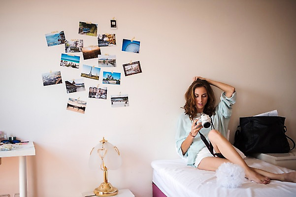 포토 JPG 전신 서양인 우먼라이프 여자 실내 한명 앉기 20대 성인 앞모습 카메라 핸드백 침대 스탠드 성인여자한명만 국내포토 외국인 1 라이프스타일 뷰포인트 가구 가방 모션 조명 사람 청년 내부 전자제품 여자한명만 성인여자만 파일형식