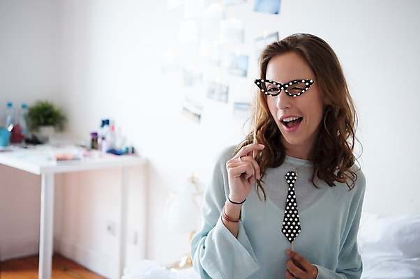 포토 JPG 서양인 우먼라이프 여자 안경 탁자 넥타이 실내 가면 한명 웃음 상반신 20대 성인 앞모습 성인여자한명만 국내포토 외국인 1 라이프스타일 잡화 뷰포인트 가구 표정 사람 청년 내부 여자한명만 성인여자만 파일형식