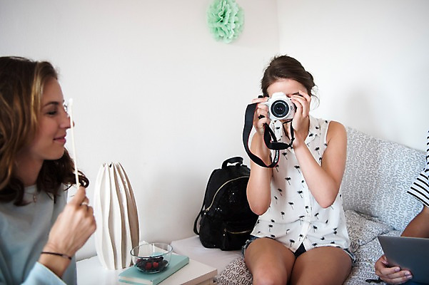 포토 JPG 서양인 우먼라이프 여자 배낭 실내 앉기 상반신 20대 성인 두명 앞모습 옆모습 책 친구 카메라 사진촬영 유리그릇 성인여자만 국내포토 외국인 라이프스타일 그릇 뷰포인트 가방 관계 모션 유리 사람 청년 내부 전자제품 촬영 여자만 성인만 파일형식