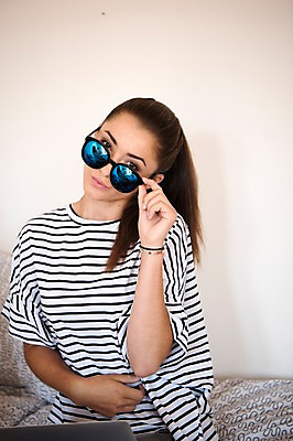 포토 JPG 서양인 우먼라이프 여자 실내 한명 상반신 20대 성인 앞모습 노트북 선글라스 성인여자한명만 국내포토 외국인 1 라이프스타일 안경 뷰포인트 사람 청년 내부 전자제품 여자한명만 성인여자만 파일형식