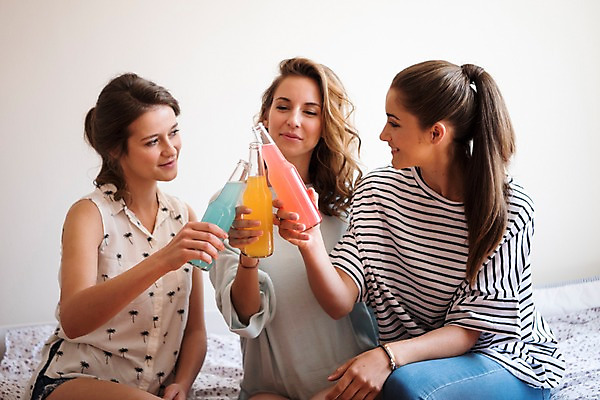 포토 JPG 서양인 우먼라이프 여자 음료 실내 웃음 앉기 상반신 20대 성인 앞모습 세명 친구 건배 음료수병 성인여자만 국내포토 외국인 라이프스타일 뷰포인트 관계 모션 표정 사람 청년 내부 병_담는 여자만 성인만 파일형식