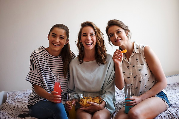 포토 JPG 서양인 우먼라이프 여자 음료 실내 웃음 앉기 상반신 20대 성인 앞모습 세명 친구 과자 티비시청 음료수병 성인여자만 국내포토 외국인 라이프스타일 뷰포인트 관계 모션 디저트 표정 사람 청년 내부 시청_보고들음 병_담는 여자만 성인만 파일형식