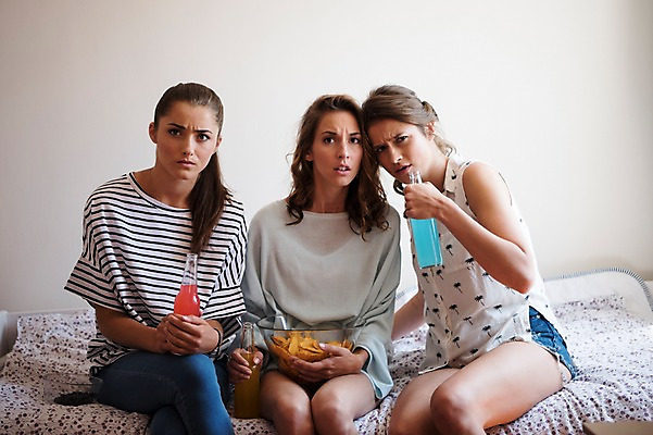 포토 JPG 서양인 우먼라이프 여자 음료 실내 앉기 상반신 20대 성인 앞모습 세명 친구 과자 무서움 티비시청 음료수병 성인여자만 국내포토 외국인 라이프스타일 감정 뷰포인트 관계 모션 디저트 사람 청년 내부 시청_보고들음 병_담는 여자만 성인만 파일형식