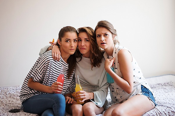 포토 JPG 서양인 우먼라이프 여자 음료 실내 앉기 상반신 20대 성인 앞모습 세명 친구 과자 무서움 티비시청 음료수병 성인여자만 국내포토 외국인 라이프스타일 감정 뷰포인트 관계 모션 디저트 사람 청년 내부 시청_보고들음 병_담는 여자만 성인만 파일형식