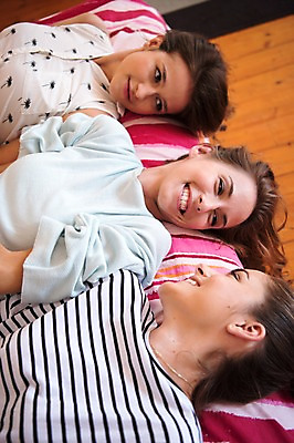 포토 JPG 서양인 우먼라이프 여자 실내 웃음 상반신 20대 성인 세명 눕기 마주보기 우정 침대 성인여자만 국내포토 외국인 라이프스타일 가구 모션 표정 사람 청년 내부 친구 여자만 성인만 파일형식