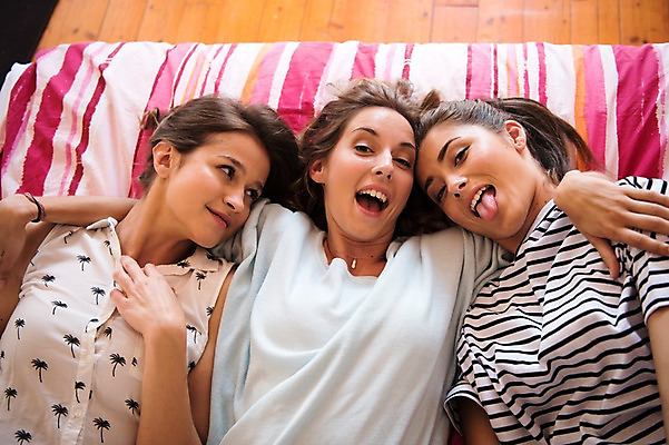 포토 JPG 서양인 우먼라이프 여자 실내 웃음 상반신 20대 성인 앞모습 세명 하이앵글 눕기 우정 침대 메롱 성인여자만 국내포토 외국인 라이프스타일 뷰포인트 가구 모션 표정 사람 청년 내부 친구 여자만 성인만 파일형식