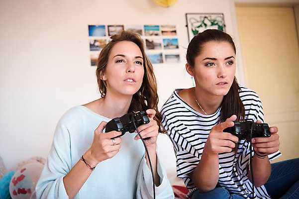 포토 JPG 서양인 우먼라이프 여자 실내 상반신 20대 성인 취미 두명 앞모습 친구 게임 게임기 성인여자만 국내포토 외국인 라이프스타일 뷰포인트 관계 놀이 사람 청년 내부 여자만 성인만 파일형식