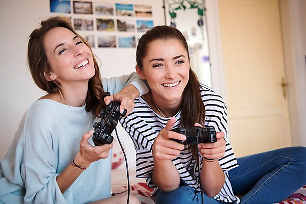 포토 JPG 서양인 우먼라이프 여자 실내 웃음 앉기 상반신 20대 성인 취미 두명 앞모습 친구 게임 게임기 성인여자만 국내포토 외국인 라이프스타일 뷰포인트 관계 모션 놀이 표정 사람 청년 내부 여자만 성인만 파일형식