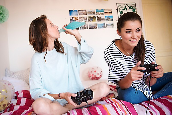 포토 JPG 전신 서양인 우먼라이프 여자 음료 실내 웃음 앉기 20대 성인 취미 두명 앞모습 친구 마시기 게임 게임기 음료수병 성인여자만 국내포토 외국인 라이프스타일 뷰포인트 관계 모션 놀이 표정 사람 청년 내부 병_담는 여자만 성인만 파일형식