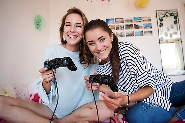 포토 JPG 전신 서양인 우먼라이프 여자 실내 웃음 앉기 20대 성인 취미 두명 앞모습 친구 게임 게임기 성인여자만 국내포토 외국인 라이프스타일 뷰포인트 관계 모션 놀이 표정 사람 청년 내부 여자만 성인만 파일형식