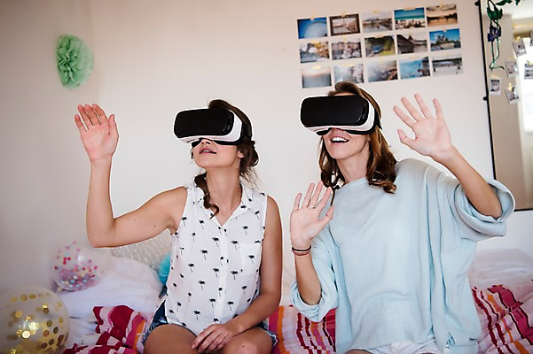 포토 JPG 서양인 우먼라이프 여자 실내 웃음 상반신 20대 성인 취미 두명 앞모습 친구 스마트 풍선 3D안경 가상현실 성인여자만 오큘러스 4차산업 VR기기 국내포토 외국인 라이프스타일 산업 안경 뷰포인트 컨셉 관계 표정 사람 청년 내부 기계 여자만 성인만 파일형식