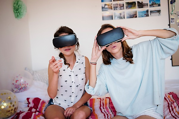 포토 JPG 서양인 우먼라이프 여자 실내 상반신 20대 성인 취미 두명 앞모습 친구 스마트 풍선 3D안경 가상현실 성인여자만 오큘러스 4차산업 VR기기 국내포토 외국인 라이프스타일 산업 안경 뷰포인트 컨셉 관계 사람 청년 내부 기계 여자만 성인만 파일형식