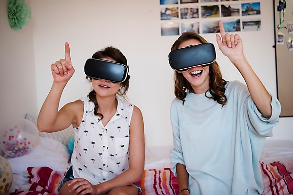 포토 JPG 서양인 우먼라이프 여자 실내 웃음 상반신 20대 성인 취미 두명 앞모습 친구 가리킴 스마트 풍선 3D안경 가상현실 성인여자만 오큘러스 4차산업 VR기기 국내포토 외국인 라이프스타일 산업 안경 뷰포인트 컨셉 관계 표정 사람 손짓 청년 내부 기계 여자만 성인만 파일형식