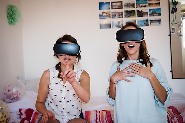 포토 JPG 서양인 우먼라이프 여자 실내 상반신 20대 성인 취미 두명 앞모습 친구 놀람 가리킴 스마트 풍선 3D안경 가상현실 성인여자만 오큘러스 4차산업 VR기기 국내포토 외국인 라이프스타일 감정 산업 안경 뷰포인트 컨셉 관계 표정 사람 손짓 청년 내부 기계 여자만 성인만 파일형식