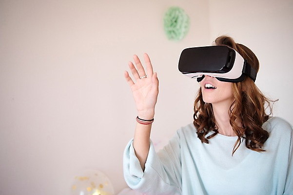 포토 JPG 서양인 우먼라이프 여자 실내 한명 상반신 20대 성인 취미 앞모습 스마트 3D안경 가상현실 성인여자한명만 오큘러스 4차산업 VR기기 국내포토 외국인 1 라이프스타일 산업 안경 뷰포인트 컨셉 사람 청년 내부 기계 여자한명만 성인여자만 파일형식