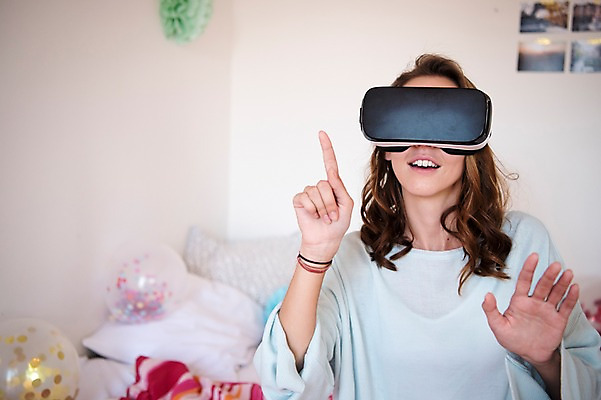 포토 JPG 서양인 우먼라이프 여자 실내 한명 상반신 20대 성인 취미 앞모습 가리킴 스마트 풍선 3D안경 가상현실 성인여자한명만 오큘러스 4차산업 VR기기 국내포토 외국인 1 라이프스타일 산업 안경 뷰포인트 컨셉 사람 손짓 청년 내부 기계 여자한명만 성인여자만 파일형식