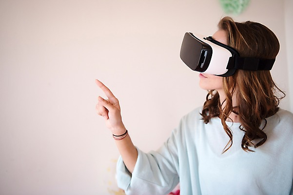 포토 JPG 서양인 우먼라이프 여자 실내 한명 상반신 20대 성인 취미 옆모습 가리킴 스마트 3D안경 가상현실 성인여자한명만 오큘러스 4차산업 VR기기 국내포토 외국인 1 라이프스타일 산업 안경 뷰포인트 컨셉 사람 손짓 청년 내부 기계 여자한명만 성인여자만 파일형식