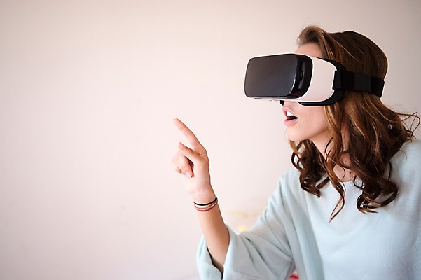 포토 JPG 서양인 우먼라이프 여자 실내 한명 상반신 20대 성인 취미 옆모습 가리킴 스마트 3D안경 가상현실 성인여자한명만 오큘러스 4차산업 VR기기 국내포토 외국인 1 라이프스타일 산업 안경 뷰포인트 컨셉 사람 손짓 청년 내부 기계 여자한명만 성인여자만 파일형식