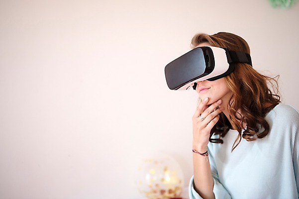 포토 JPG 서양인 우먼라이프 여자 생각 실내 한명 상반신 20대 성인 취미 옆모습 스마트 3D안경 가상현실 성인여자한명만 오큘러스 4차산업 VR기기 국내포토 외국인 1 라이프스타일 산업 안경 뷰포인트 컨셉 사람 청년 내부 기계 여자한명만 성인여자만 파일형식